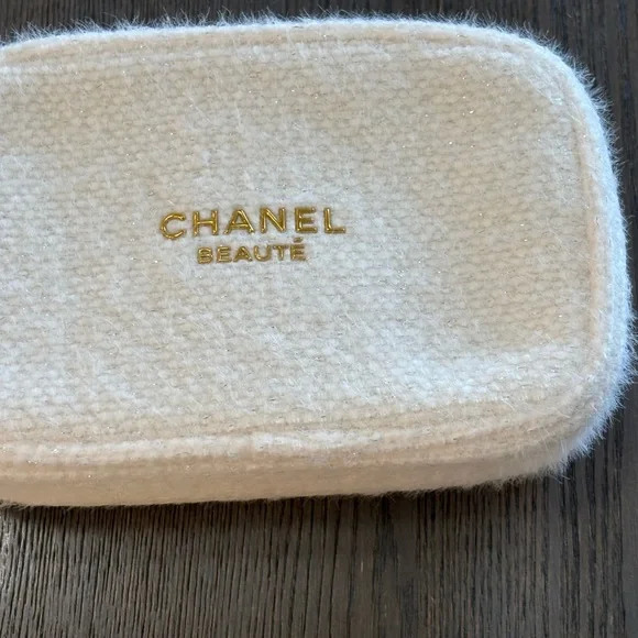 CHANEL White and Gold cosmetic bag - Picture 6 of 8